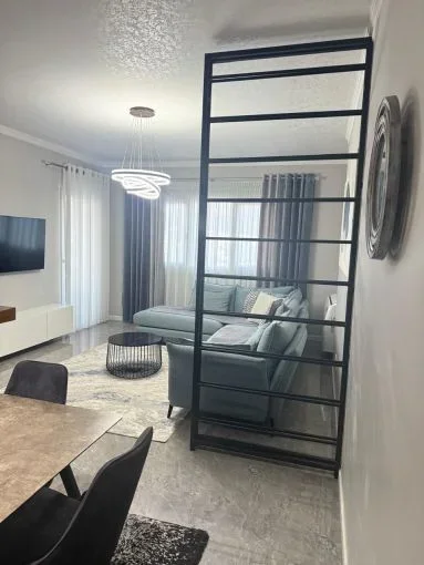Tirane, jepet me qera apartament 2+1 Kati 3, 120 m² 700 € (teg , lunder , mjull-bathore)