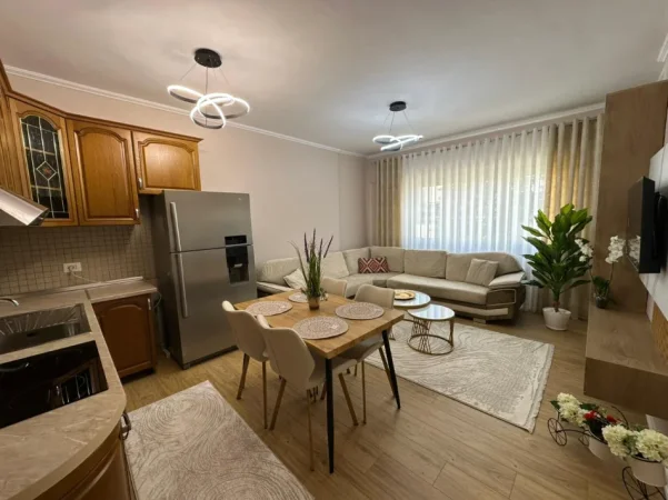 Tirane, jepet me qera apartament 2+1 Kati 4, 98 m² 880 € (Krsital Center)