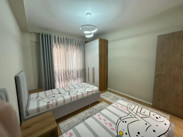 Tirane, jepet me qera apartament 2+1 Kati 4, 98 m² 880 € (Krsital Center)