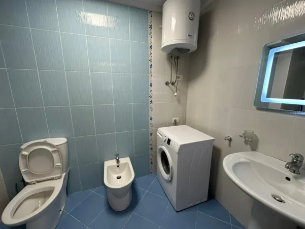 Tirane, jepet me qera apartament 2+1 Kati 4, 98 m² 880 € (Krsital Center)