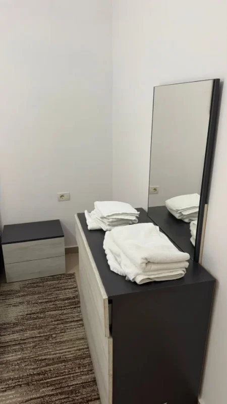 Tirane, jepet me qera apartament 1+1 Kati 1, 60 m² 450 € (5 Maji mbas Concordit)