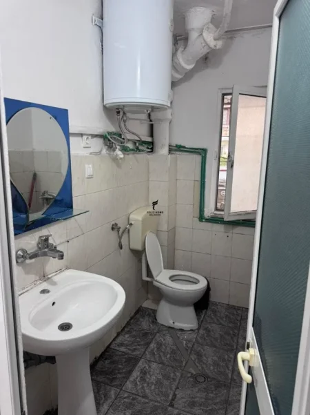 Tirane, jepet me qera apartament 1+1 Kati 1, 70 m² 350 € (LAPRAKE)