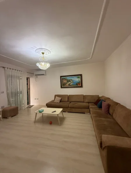 Tirane, jepet me qera apartament 2+1+Aneks+Ballkon Kati 2, 90 m² 600 € (rruga myslym shyri)