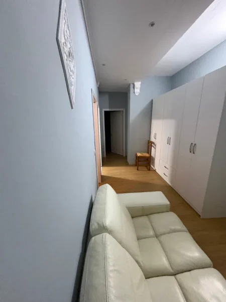 Tirane, jepet me qera apartament 1+1 Kati 2, 65 m² 500 € (ALI DEMI)