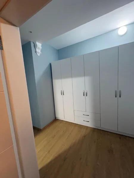 Tirane, jepet me qera apartament 1+1 Kati 2, 65 m² 500 € (ALI DEMI)