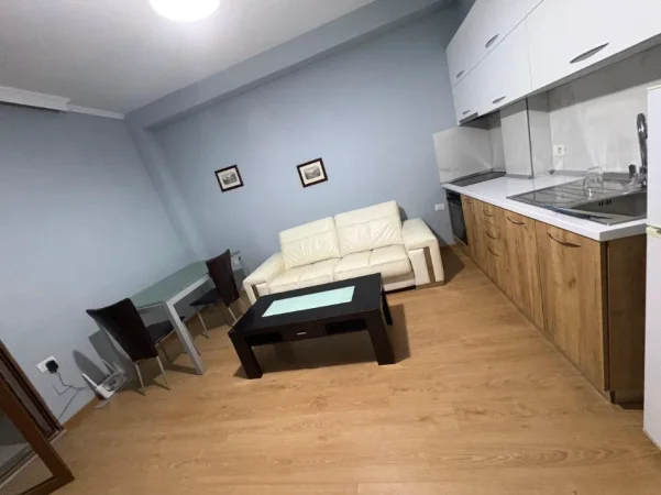 Tirane, jepet me qera apartament 1+1 Kati 2, 65 m² 500 € (ALI DEMI)