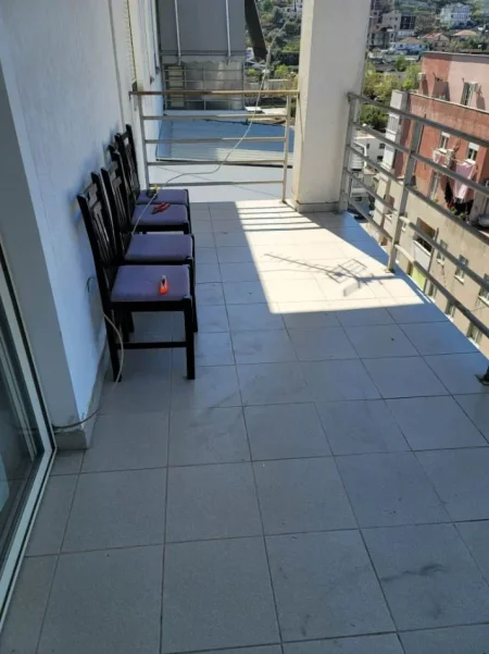 Tirane, jepet me qera apartament 1+1+Ballkon Kati 8, 70 m² 360 € (Yzberisht)