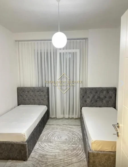 Tirane, jepet me qera 2+1 Kati 8, 120 m² 600 € 