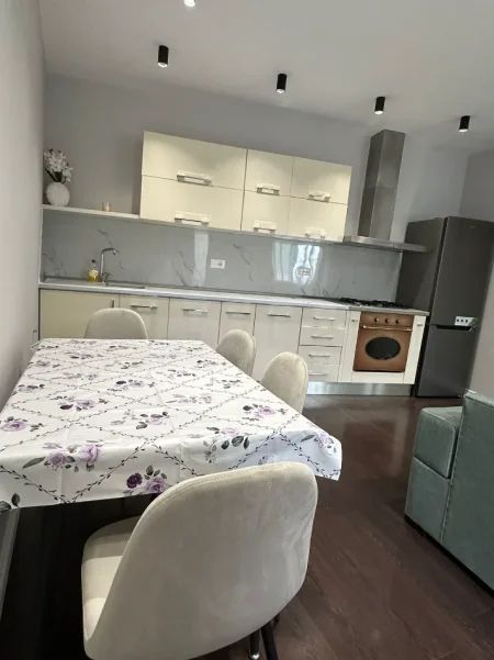 Tirane, jepet me qera apartament 1+1+Ballkon Kati 1, 60 m² 400 € (Yzberisht)