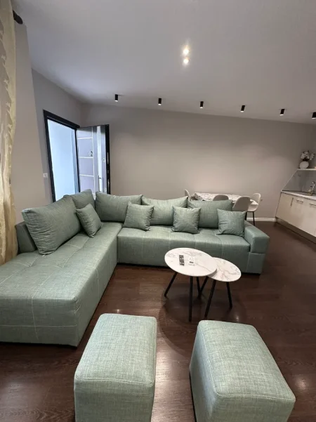 Tirane, jepet me qera apartament 1+1+Ballkon Kati 1, 60 m² 400 € (Yzberisht)