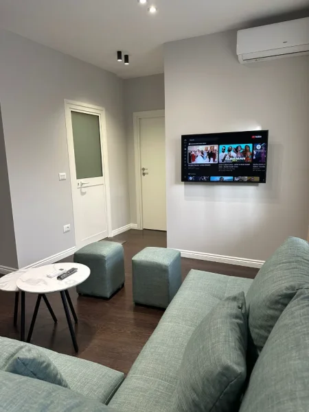 Tirane, jepet me qera apartament 1+1+Ballkon Kati 1, 60 m² 400 € (Yzberisht)