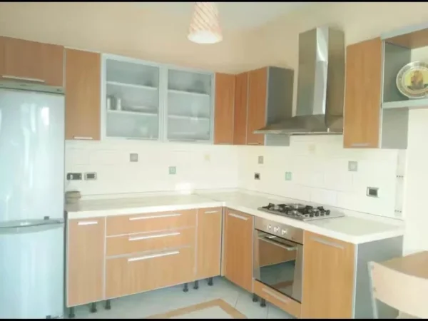 Tirane, jepet me qera apartament 2+1+Ballkon Kati 2, 110 m² 450 € (Rruga Mihal Grameno)