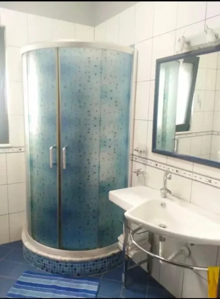 Tirane, jepet me qera apartament 2+1+Ballkon Kati 2, 110 m² 450 € (Rruga Mihal Grameno)