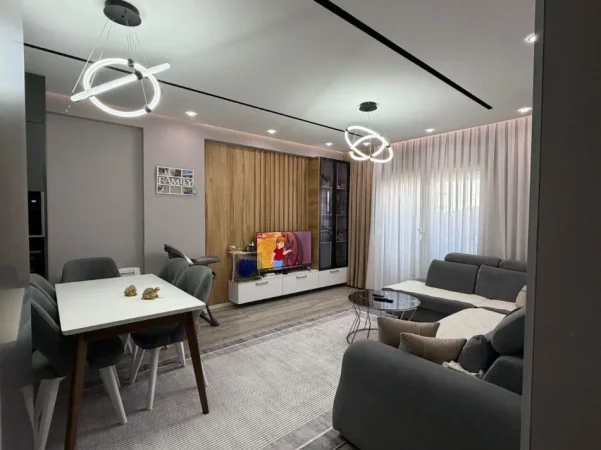 Tirane, jepet me qera apartament 2+1 Kati 8, 105 m² 1.000 € (ish parku i autobusave)