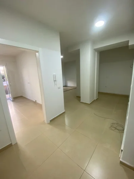 Tirane, jepet me qera zyre Kati 2, 93 m² 1.000 € (Rruga e kosovareve)