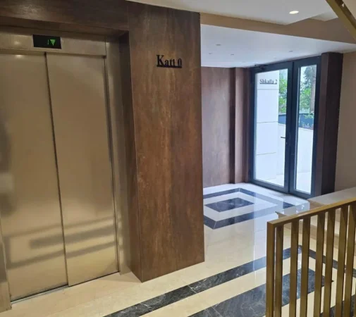 Tirane, jepet me qera apartament 1+1+Ballkon Kati 10, 70 m² 500 €