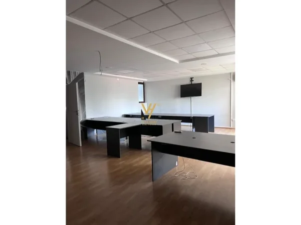 Tirane, jepet me qera zyre Kati 0, 200 m² 2.200 € (BLLOK)