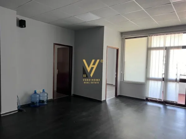 Tirane, jepet me qera zyre Kati 0, 200 m² 2.200 € (BLLOK)