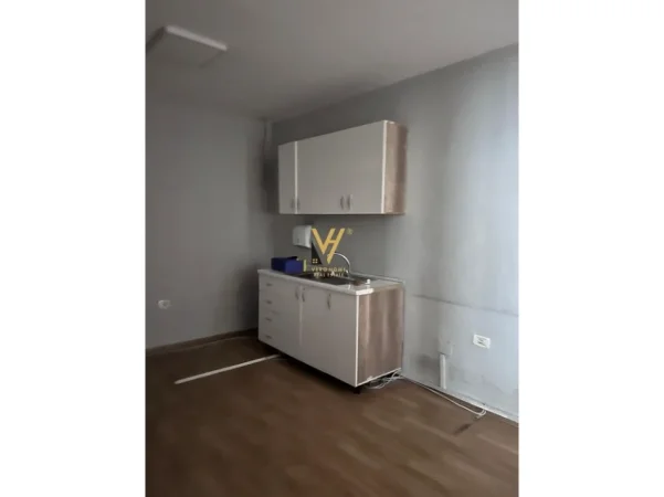 Tirane, jepet me qera zyre Kati 0, 200 m² 2.200 € (BLLOK)