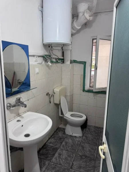 Tirane, jepet me qera apartament 1+1+Ballkon Kati 1, 65 m² 350 € 