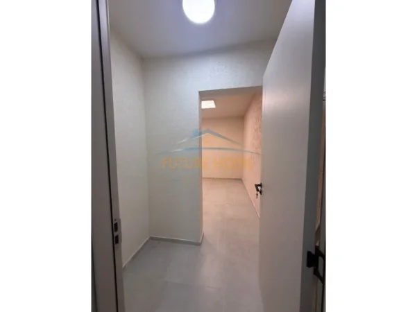 Tirane, jepet me qera zyre Kati 1, 35 m² 420 € (Rruga "Muhamet Gjollesha" pranë Mozaikut të Tiranës)