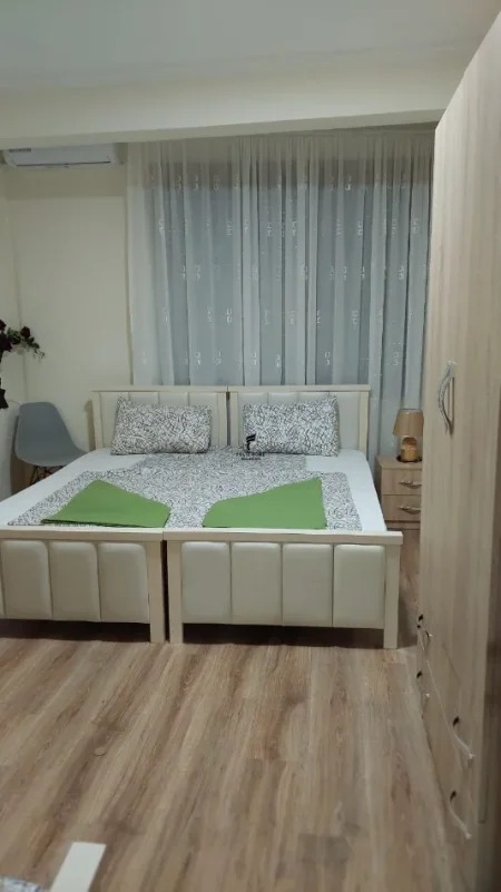 Tirane, jepet me qera apartament 1+1 Kati 1, 70 m² 600 € (MYSLYM SHYRI)