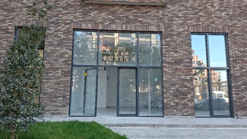 Tirane, jepet me qera dyqan Kati 0, 67 m² 1.300 € (Rruga 5 maji)