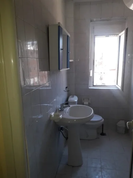 Tirane, jepet me qera apartament 2+1 Kati 4, 80 m² 470 € (JORDAN MISJA)