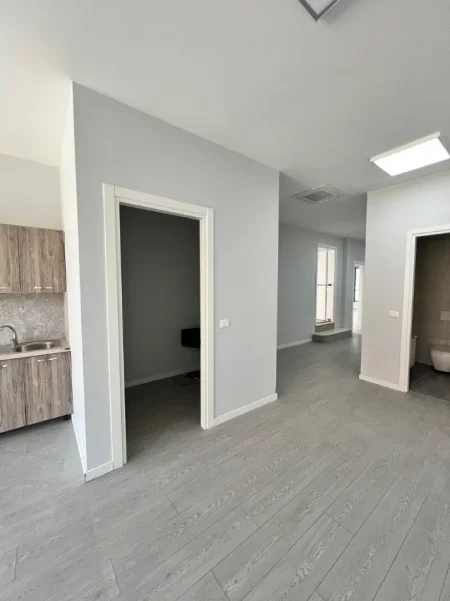 Tirane, jepet me qera ambjent biznesi Kati 1, 400 m² 5.300 € (Rruga Hoxha Tahsim)