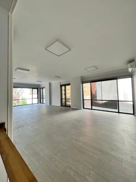 Tirane, jepet me qera ambjent biznesi Kati 1, 400 m² 5.300 € (Rruga Hoxha Tahsim)