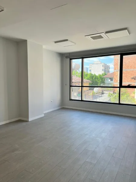 Tirane, jepet me qera ambjent biznesi Kati 1, 400 m² 5.300 € (Rruga Hoxha Tahsim)