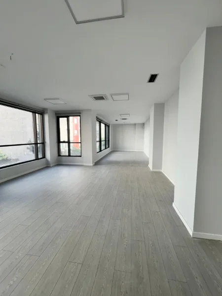Tirane, jepet me qera ambjent biznesi Kati 1, 400 m² 5.300 € (Rruga Hoxha Tahsim)