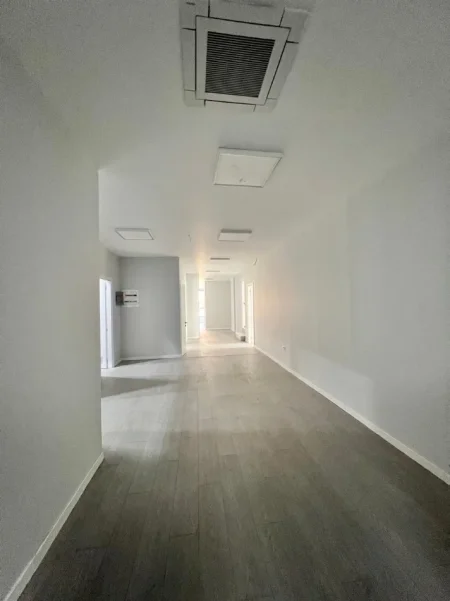 Tirane, jepet me qera ambjent biznesi Kati 1, 400 m² 5.300 € (Rruga Hoxha Tahsim)
