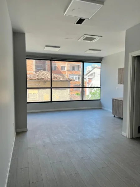 Tirane, jepet me qera ambjent biznesi Kati 1, 400 m² 5.300 € (Rruga Hoxha Tahsim)