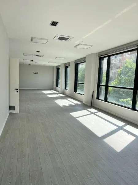Tirane, jepet me qera ambjent biznesi Kati 1, 400 m² 5.300 € (Rruga Hoxha Tahsim)