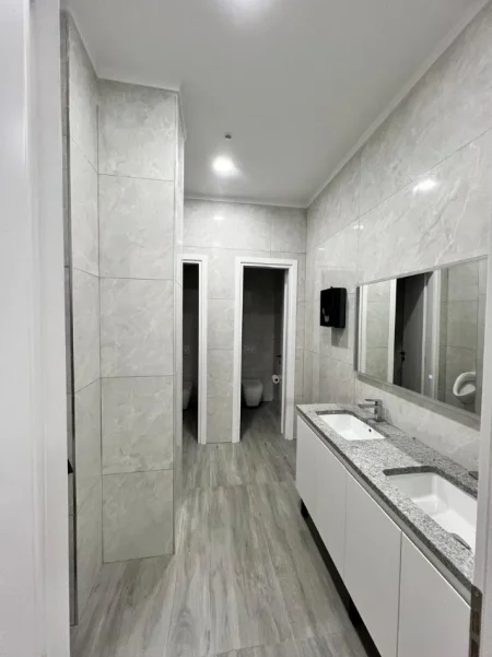 Tirane, jepet me qera ambjent biznesi Kati 1, 400 m² 5.300 € (Rruga Hoxha Tahsim)