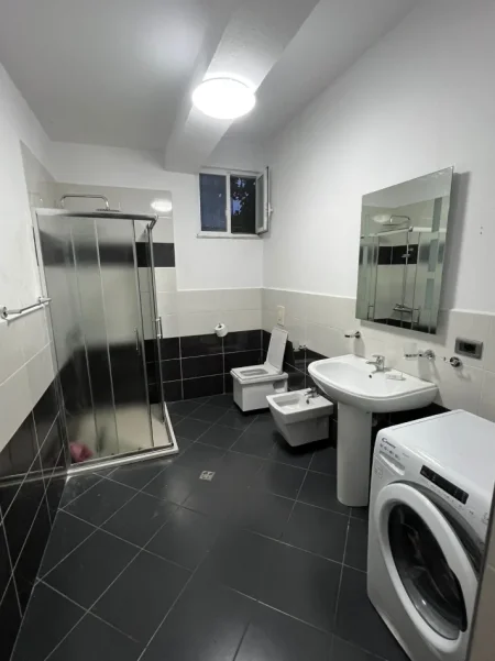Tirane, jepet me qera apartament 1+1 Kati 1, 70 m² 400 € (Siri Kodra prane Hotel Meridian)