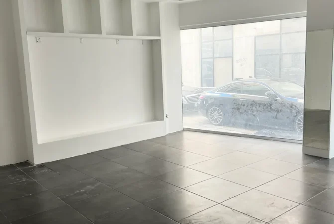 Tirane, jepet me qera dyqan Kati 0, 20 m² 790 € (Muhamet Gjollesha)
