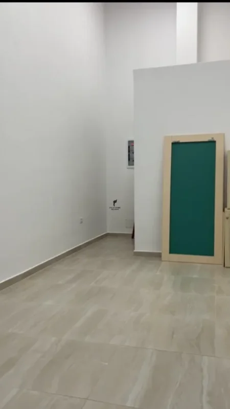 Tirane, jepet me qera dyqan Kati 0, 20 m² 350 € (KOMUNA E PARISIT)