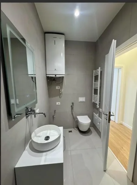 Tirane, jepet me qera zyre Kati 3, 58 m² 1.000 € (KOMUNA E PARISIT)