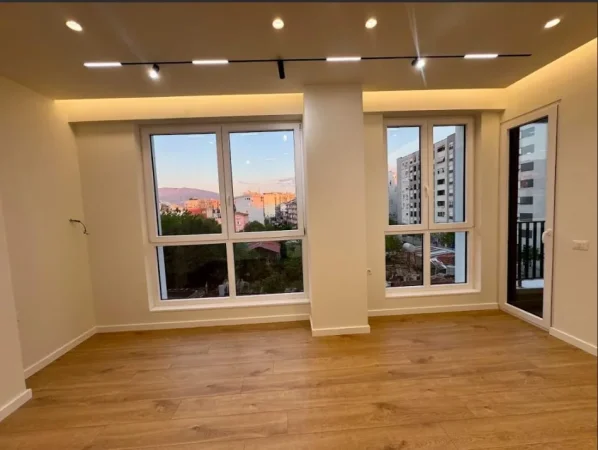 Tirane, jepet me qera zyre Kati 3, 58 m² 1.000 € (KOMUNA E PARISIT)