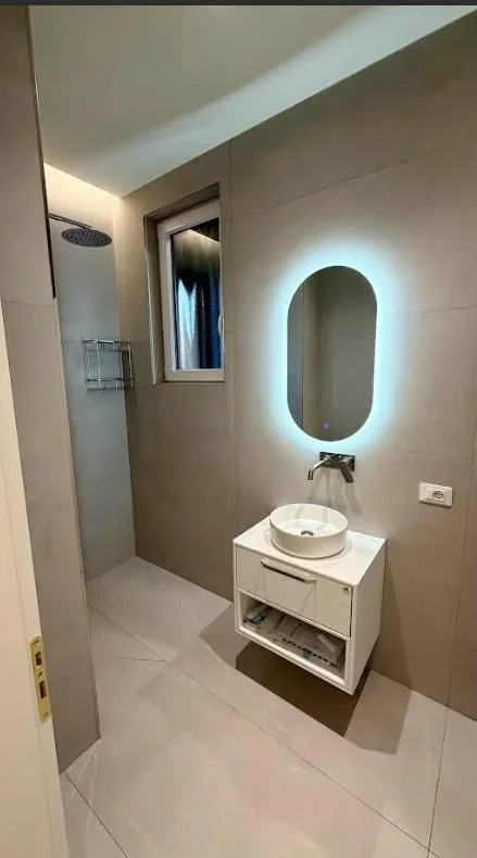 Tirane, jepet me qera zyre Kati 3, 58 m² 1.000 € (KOMUNA E PARISIT)
