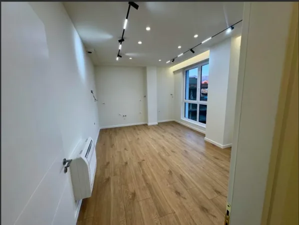 Tirane, jepet me qera zyre Kati 3, 58 m² 1.000 € (KOMUNA E PARISIT)