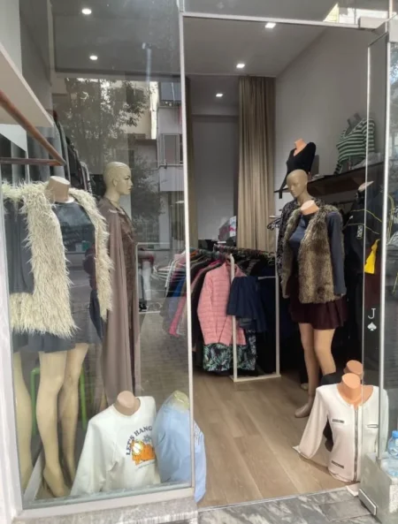 Tirane, jepet me qera ambjent biznesi Kati 0, 25 m² 300 € (Astir)