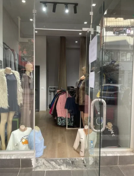 Tirane, jepet me qera ambjent biznesi Kati 0, 25 m² 300 € (Astir)