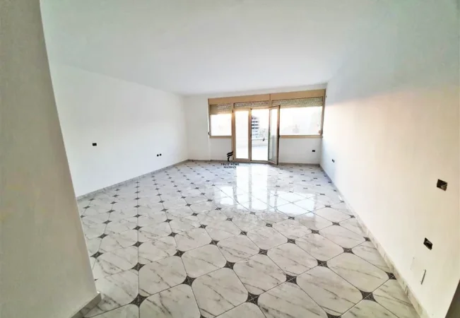 Tirane, jepet me qera zyre Kati 2, 70 m² 500 € (SAUK)