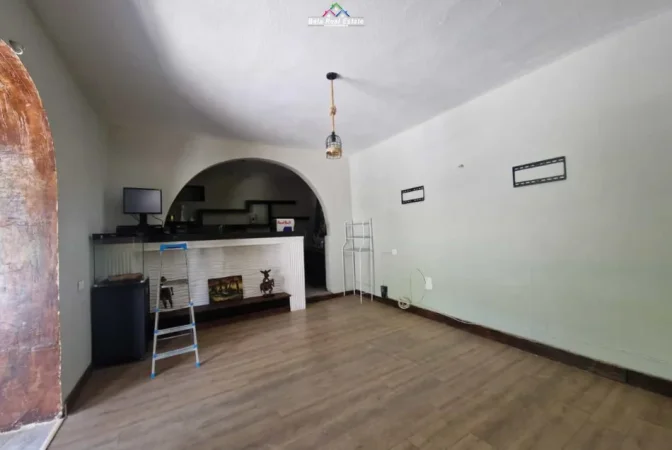 Tirane, jepet me qera lokal Kati 0, 170 m² 800 € (Kopshti botanik)