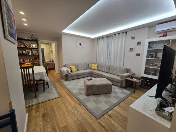 Tirane, jepet me qera apartament 3+1 Kati 3, 100 m² 800 € (Shkolla e Kuqe)
