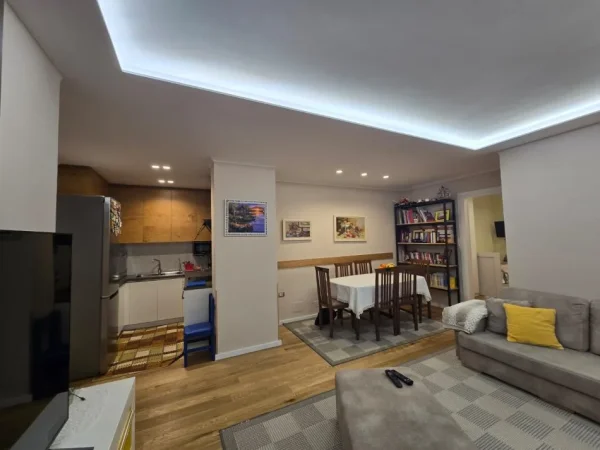 Tirane, jepet me qera apartament 3+1 Kati 3, 100 m² 800 € (Shkolla e Kuqe)