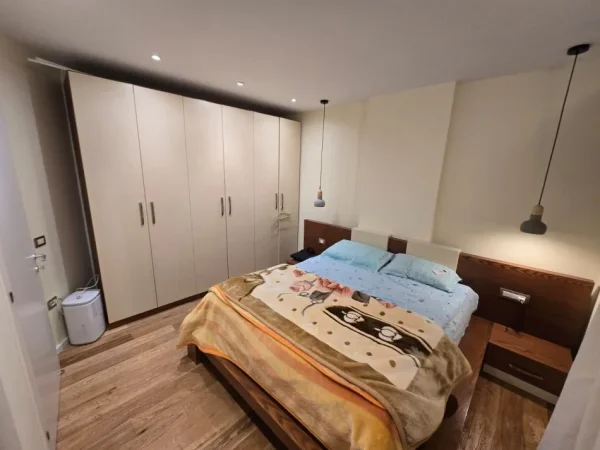 Tirane, jepet me qera apartament 3+1 Kati 3, 100 m² 800 € (Shkolla e Kuqe)